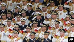 Oficiales militares venezolanos saludan durante el desfile militar del Día de la Independencia en Caracas, Venezuela, el viernes 5 de julio de 2024. Venezuela conmemora 213 años de independencia de España. 