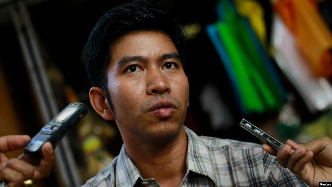 Political prisoner Kyaw Zin Min talks to reporters after his release in front of Insein prison in Rangoon, Burma, Apr. 23, 2013. 