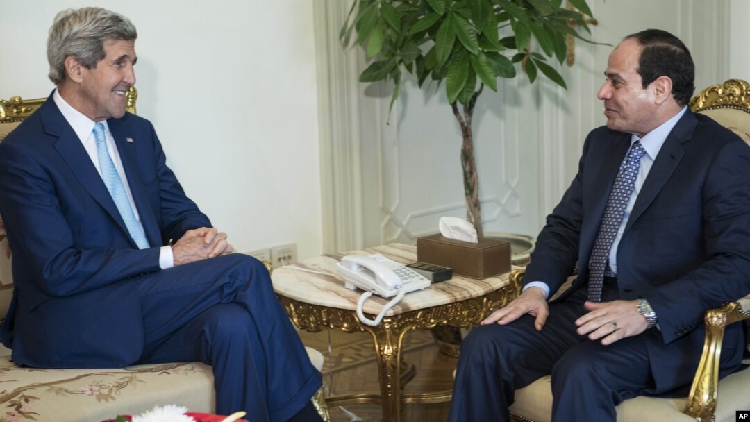 U.S. Secretary of State John Kerry, left, talks with Egypt’s President Abdel Fattah el-Sissi before a meeting at the presidential palace in Cairo, Egypt, June 22, 2014. 