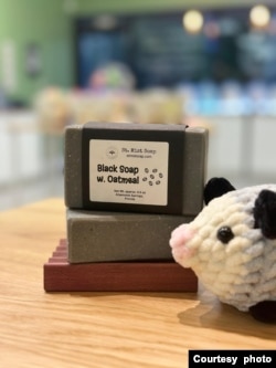 Sabun St. Mist Soap dan boneka mungil karya Vera Massie (dok: Vera Massie)