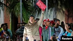 El presidente Maduro celebra la aprobación de la Ley Habilitante que le poderes para gobernar por decreto.