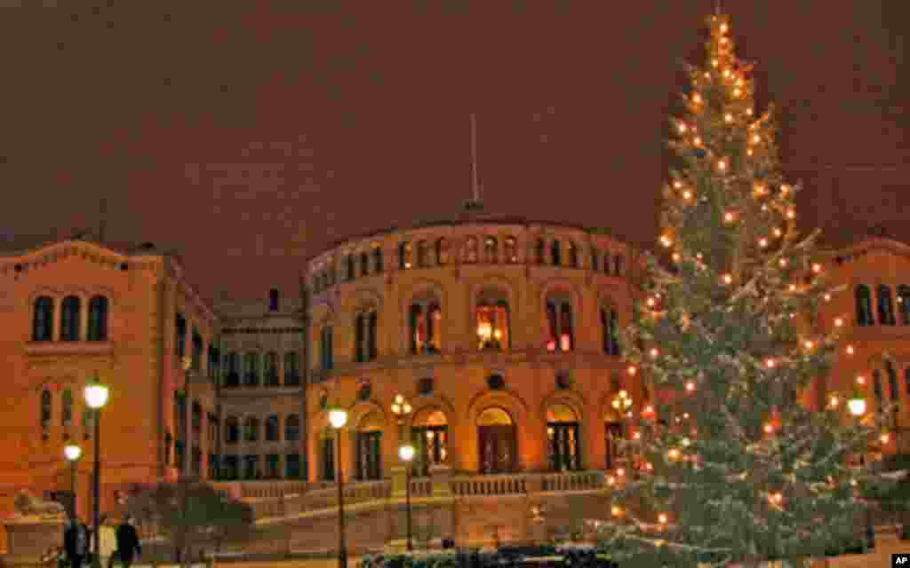 奥斯陆冬天日照时间短，12月份的日落时间为下午3点来钟。议会大楼前的圣诞树也早早点亮了。