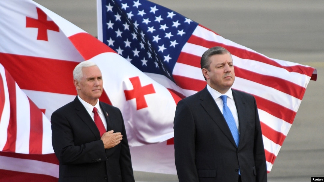 Wakil Presiden AS Mike Pence dan Perdana Menteri Georgia menghadiri upacara penyambutan di Bandara Udara Internasional Tbilisi, 31 Juli 2017.
