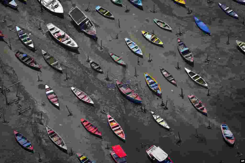 Perahu-perahu kecil tampak dari foto udara di pantau Teluk Guanabara di kota Sao Goncalo di Brazil.