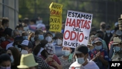 Estudiantes de la Universidad de El Salvador realizan una manifestación contra el presidente salvadoreño Nayib Bukele, un año después de la incursión militar a la Asamblea Legislativa, en San Salvador, el 9 de febrero de 2021.