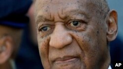 En esta fotografía de archivo del 26 de abril de 2018, el actor y comediante Bill Cosby sale del tribunal después de ser declarado culpable en su nuevo juicio por agresión sexual, en el Palacio de Justicia del Condado de Montgomery en Norristown, Pensilva