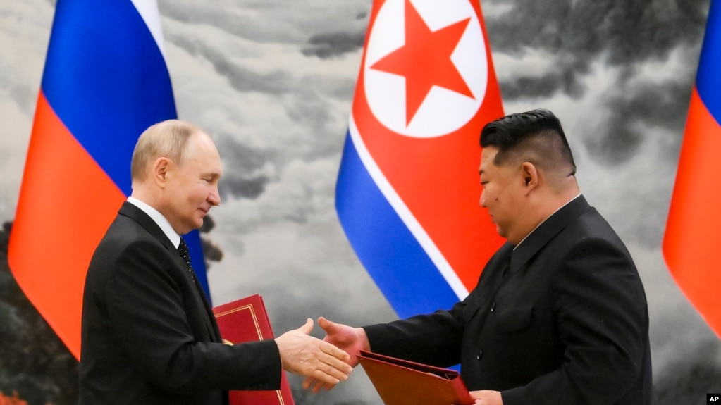 Nhà lãnh đạo Triều Tiên Kim Jong-un (phải) và Tổng thống Nga Vladimir Putin trao đổi hiệp ước đối tác chiến lược vào ngày 19/6/2024 tại Bình Nhưỡng.