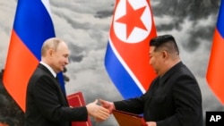 Rais wa Russia Vladimir Putin (kushoto) na mwenzake wa Korea kaskazini Kim Jon Un