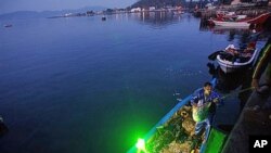 Seorang nelayan dan tangkapannya di Pelabuhan Sabang, Aceh (foto: dok).