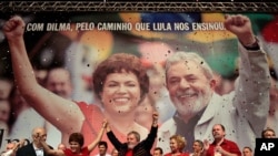 Lula qui avait aidé à l'élection de Dilma Rousseff (ici en campagne le 20 février 2010) revient pour tenter d'éviter sa destitution.