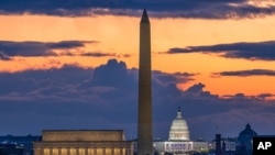 미국 수도 워싱턴의 워싱턴기념비(가운데)와 링컨기념관(왼쪽), 멀리 보이는 연방의사당.