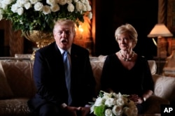 Presiden Donald Trump mengumumkan pengunduran diri Administrator Administrasi Bisnis Kecil Linda McMahon dalam konferensi pers di kawasan Mar-a-Lago miliknya di Palm Beach, Florida, Jumat, 29 Maret 2019. (Manuel Balce Ceneta/AP)