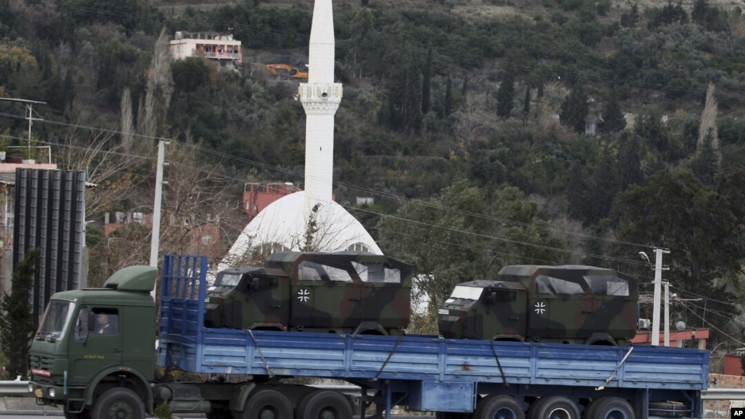 Sebuah truk militer Jerman mengangkut salah satu rudal Patriot yang akan dipasang di perbatasan Turki-Suriah (26/1). 