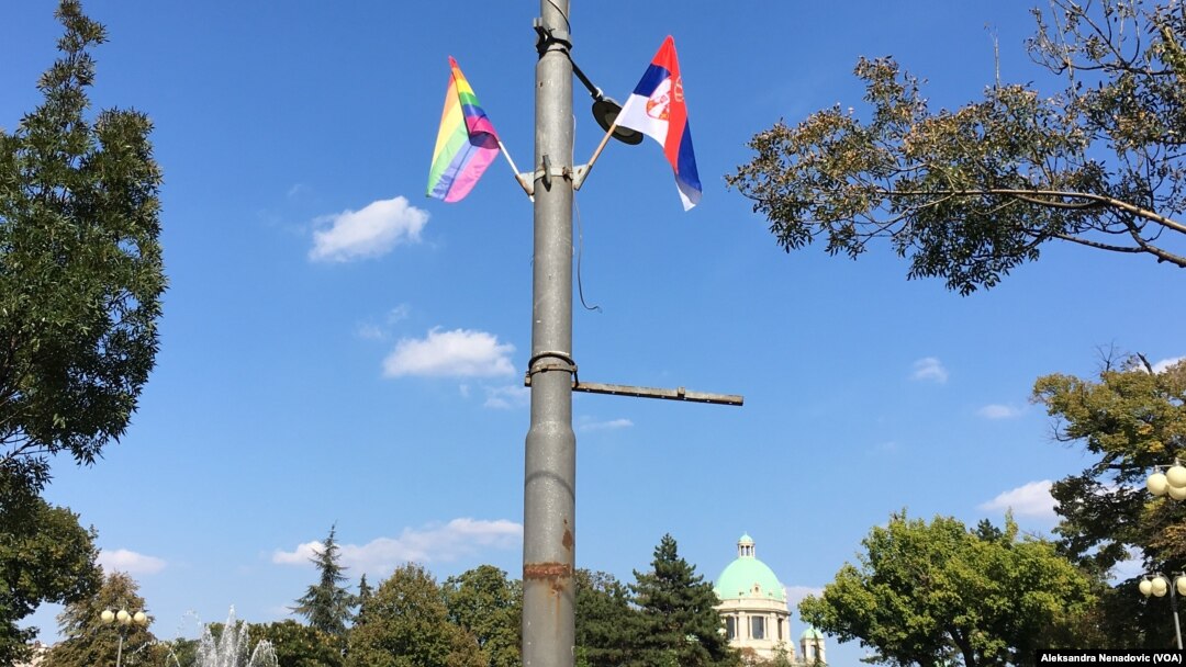 Zastava LGBT zajednice i zastava Republike Srbije u centru Beograda (Foto: Glas Amerike)