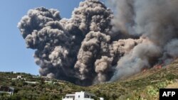 Letusan gunung berapi Stromboli di Pulau Stromboli, utara Sisilia, Italia (foto: dok). 