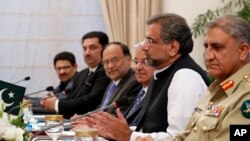 په تېر دوه ورځو کې وزيراعظم شاهدخاقان عباسي او د پوځ مشر جنرال قمرجاوېدباجوه هم د فاټا اصلاحاتو په اړوند د مولانا فضل الرحمان سره ليده کاته کړي خو مولانا يې د خپل دريځ څخه نه دی اړولی.
