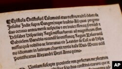 Salah satu halaman dari salinan surat asli yang ditulis oleh Christopher Columbus pada abad ke-15, dipamerkan di Vatikan, Kamis, 14 Juni 2018.