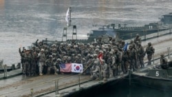 Tentara AS dan Korea Selatan berpose di jembatan terapung di Sungai Hantan setelah melakukan latihan militer gabungan tahunan antara Korea Selatan dan Amerika di Yeoncheon. (Foto: AP)
