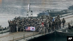 美國與南韓軍人參與年度聯合軍演。（美聯社2015年12月10日） 