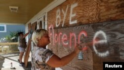 미국 노스캐롤라이나주 오크아일랜드 주민들이 지난 12일 허리케인 '플로렌스' 상륙에 대비하고 있다.