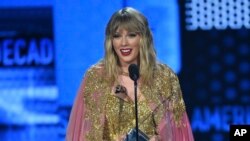 Taylor Swift menerima penghargaan "Artis Dekade ini" pada acarfa American Music Awards (AMA), Minggu, 24 November 2019, di Microsoft Theater, Los Angeles. (Foto: Chris Pizzello / Invision / AP)