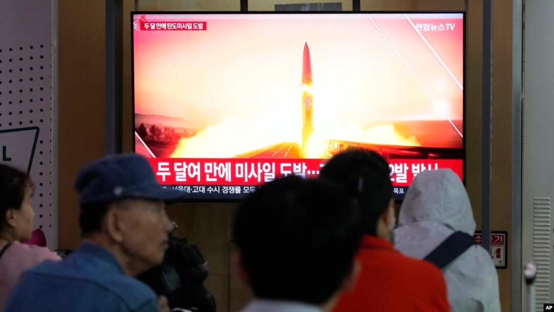 Sebuah layar televisi yang terpasang di stasiun kereta api di Seoul, Korea Selatan, menayangkan berita terkait peluncuran rudal Korea Utara pada 12 September 2024. (Foto: AP/Ahn Young-joon)