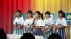 កុមារី​ខ្មែរ​ លន ដារ៉ាស៊ូចេង ១២ ឆ្នាំ ប្រធាន​ក្រុម​ Cambodia Identity Product ​​និង​សមាជិ​ក្រុម​ផ្សេង​ទៀត ធ្វើ​ការ​បង្ហាញ​ pitch រយៈ​ពេល​៤​នាទី ដល់​ក្រុម​ចៅក្រម​​អំពី​កម្មវិធី​ទូរស័ព្ទ​ដែល​ពួក​គេ​បាន​បង្កើត​ នៅ​ឯ​ការ​ប្រកួត​ផ្តាច់​ព្រ័ត្រ​ Technovation Challenge World Pitch Summit នៅ​ទី​ស្នាក់ការ​កណ្តាល​ក្រុមហ៊ុន Google នៅ​ក្រុង Mountain View រដ្ឋ​កាលីហ្វរញ៉ា សហរដ្ឋ​អាមេរិក កណ្តាល​តំបន់​បច្ចេកវិទ្យា Silicon Valley កាល​ពី​ថ្ងៃ​ពុធ ​ទី​០៩ ខែ​សីហា ឆ្នាំ​២០១៧។ (សឹង សុផាត/VOA)