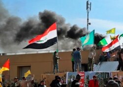 1일 이라크 바그다드의 미국 대사관 주변에서 이란에 동조하는 시위가 이틀째 계속됐다.