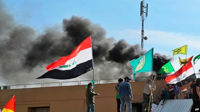 亲伊朗民兵及其支持者在美国驻伊拉克巴格达大使馆前放火后，浓烟升起。2020年1月1日