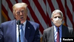 El presidente Donald Trump (izq) y el especialista Anthony Fauci, durante una sesión informativa desde la Casa Blanca sobre los esfuerzos para desarrollar una vacuna para el coronavirus el 15 de mayo de 2020.