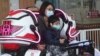 Para pengunjung menggunakan masker wajah untuk melindungi penyebaran virus corona di Taman Bermain Anak-anak di Taipei, di Taiwan, 11 April 2020. 