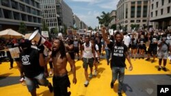 Archivo - En esta foto del 6 de junio de 2020, manifestantes protestan cerca de la Casa Blanca en Washington, D.C. por la muerte de George Floyd, un afroestadounidense, quien estaba bajo custodia policial.