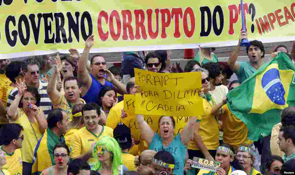 Protestos tomam as ruas com cartazes e gritos organizados contra a corrupção