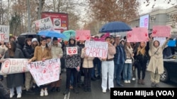 U okviru akcije "Zastani Srbijo" studenti Fakulteta organizacionih nauka i fakulteta političkih nauka zajedno su blokirali Bulevar Oslobođenja u Beogradu (foto: Glas Amerike / Stefan Miljuš)