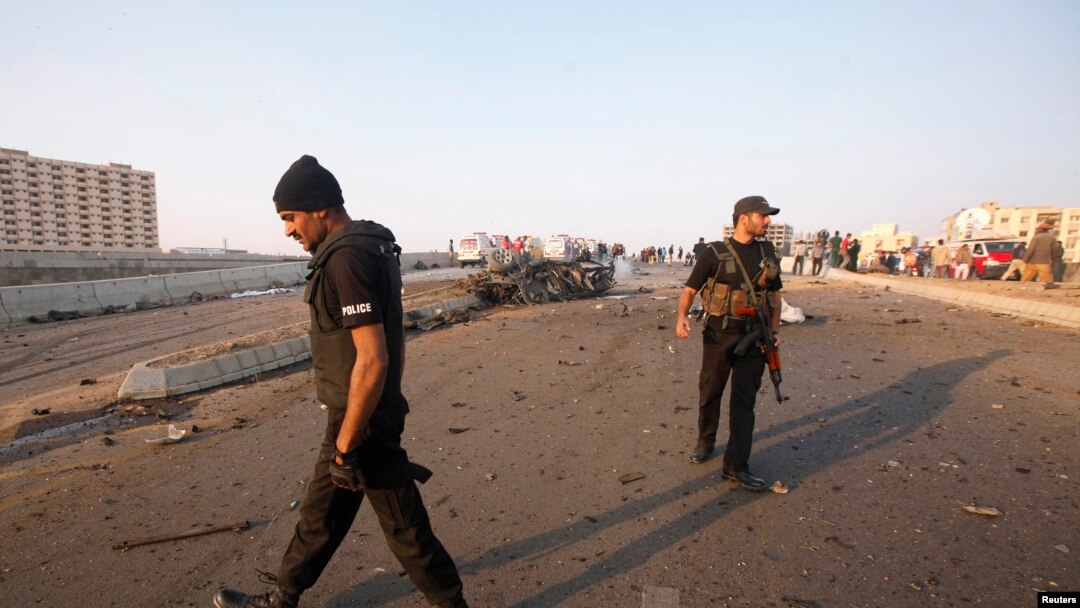 Serangkaian serangan bom di Pakistan termasuk di Karachi. Polisi memeriksa lokasi bom mobil di Karachi 9 Januari 2014. 