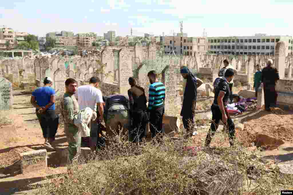 خاک سپاری مردمی که در حمله هوایی در حلب کشته شده اند.