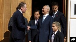 Chinese Vice Premier Liu He shakes hands with U.S. Trade Representative Robert Lighthizer, left, after a ministerial-level trade meeting at the Office of the United States Trade Representative, in Washington, Oct. 11, 2019. 