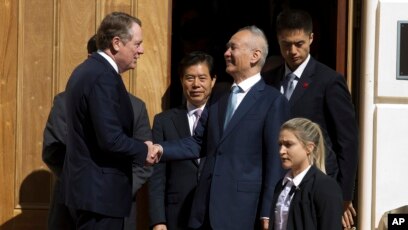 Phó Thủ tướng Trung Quốc Lưu Hạc bắt tay với Đại diện Thương mại Mỹ Robert Lighthizer (trái) sau cuộc họp cấp bộ trưởng về thương mại tại Washington hôm 11/10.