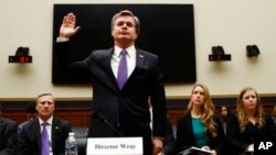 El director del FBI, Christopher Wray, al inicio de su testimonio ante la Comisión Judicial de la Cámara de Representantes. Washington, 7 de diciembre de 2017.