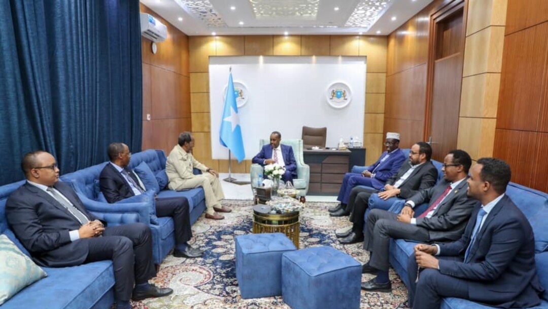 Yashirin dushga qaradi