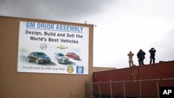 A security detail keeps watch at General Motors Orion Assembly plant as U.S. President Barack Obama arrives to tour the facility with South Korean President Lee Myung-bak in Detroit, Michigan, October 14, 2011