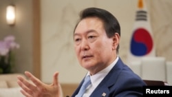 El presidente surcoreano, Yoon Suk-yeol, habla durante una entrevista de Reuters en Seúl el 28 de noviembre de 2022.