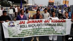 Perwakilan dari berbagai agama dan organisasi sosial ikut mendukung aksi protes petani yang sedang berlangsung, di Kolkata, India, Senin, 14 Desember 2020. (Foto AP / Bikas Das)