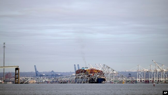 En la toma se observa al barco portacontenedores en medio de los restos del puente Francis Scott Key el martes 26 de marzo de 2024, visto desde Pasadena, Maryland.