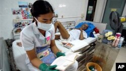 Perawat dan pasien di klinik AIDS di Lopburi, Thailand. (Foto: Dok)