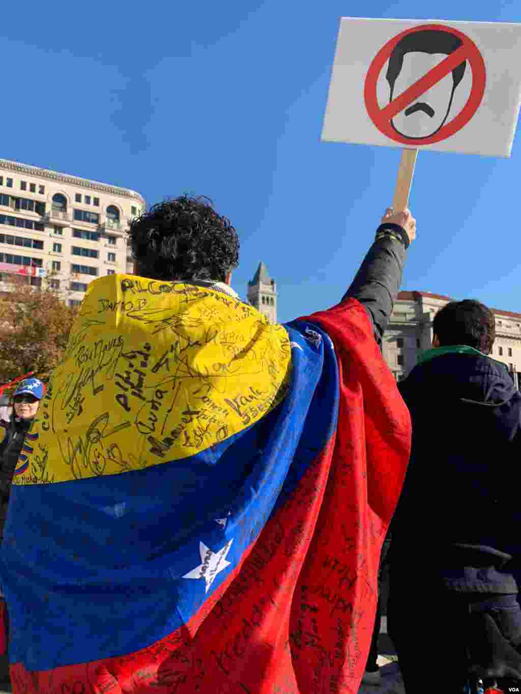 Un manifestante sotiene una pancarta contra el presidente en disputa de Venezuela, Nicolás Maduro, en la Plaza Freedom, Washington DC. Sofía Pisani/VOA.