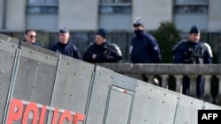 Des policiers à une barrière anti-émeute à l'ancien aéroport de Notre-Dame-des-Landes, à Nantes, le 19 mars 2018.