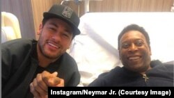 Neymar Jr. avandi pene ya Pelé na mbeto, na hôpital moko ya Paris, na photo etiyami na Instagram le 8 avril 2019. (Instagram/Neymar Jr.)