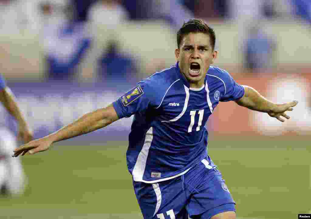 El delantero de El Salvador, Rodolfo Zelayan García celebrando su gol ante Trinidad y Tobago