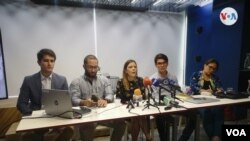 De izquierda a derecha César Rincón, Manuel Parejo, Ronna Rísquez, Héctor Navarro y Mirla Páez; miembros de la red de periodistas e investigadores Monitor de Víctimas, el 27 de julio, en Caracas. [Foto: VOA/Adriana Núñez Rabascall]